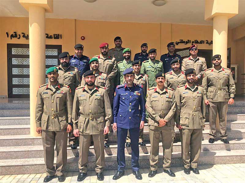 الملحق العسكري في سفارة الكويت لدى البحرين، العقيد الركن طيار عبدالله العقيلي يتوسط الضباط الكويتيين الخريجين 