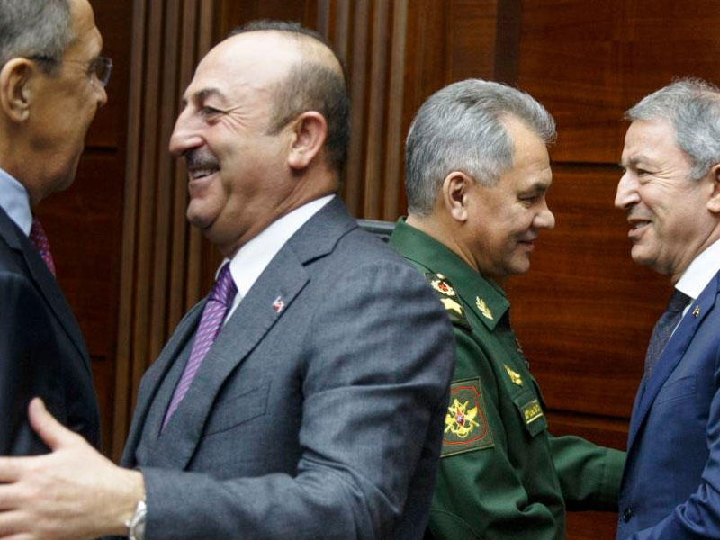 وزير الخارجية الروسي سيرغي لافروف  إلى اليسار ووزير الخارجية التركي ميفلوت كافوسوغلو يلتقيان في موسكو