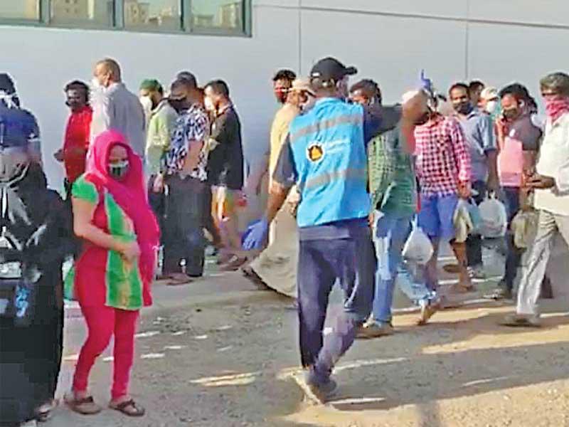 جانب من توزيع جمعية إحياء التراث الاسلامي الخبز على العمالة