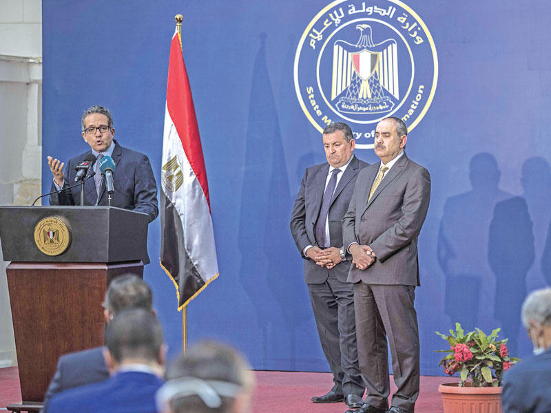 وزير السياحة المصري خالد العناني متحدثاً خلال مؤتمر في القاهرة مساء أمس الأول (أ ف ب)