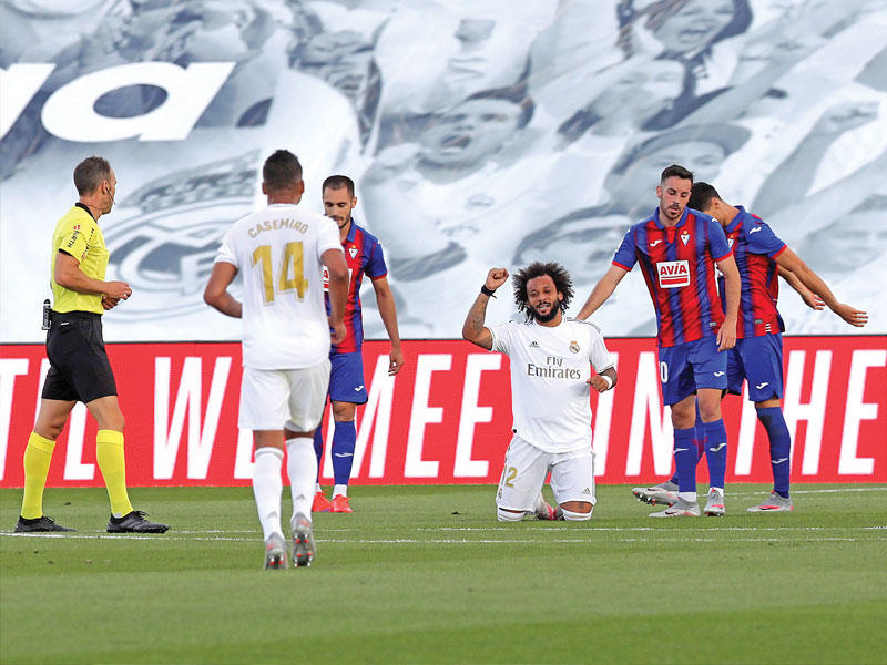 مارسيلو نجم الريال يحتفل بهدفه في مرمى إيبار