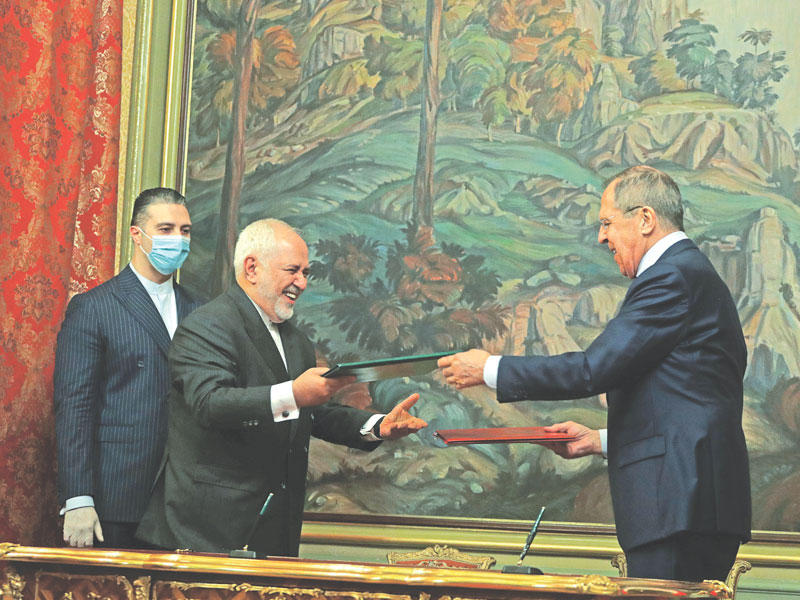 وزير الخارجية الإيراني محمد جواد ظريف مع نظيره الروسي سيرغي لافروف يتبادلان مذكرات تفاهم في موسكو أمس t(رويترز)