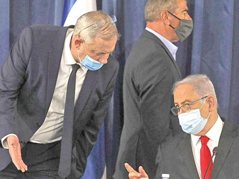 رئيس الوزراء بنيامين نتنياهو وشريكه الائتلافي «أزرق أبيض» برئاسة وزير الدفاع بيني غانتس