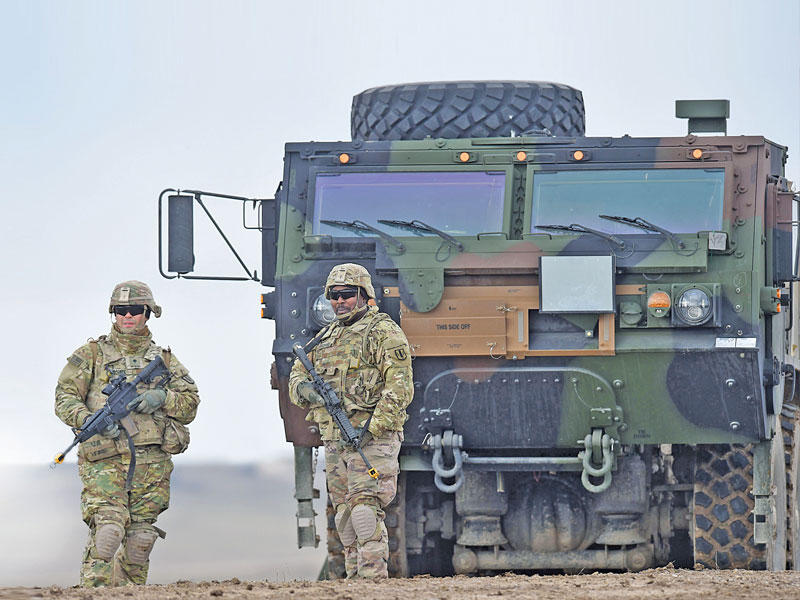 جنديان أميركيان خلال تدريبات عسكرية بألمانيا في مارس الماضي (ا ف ب)n