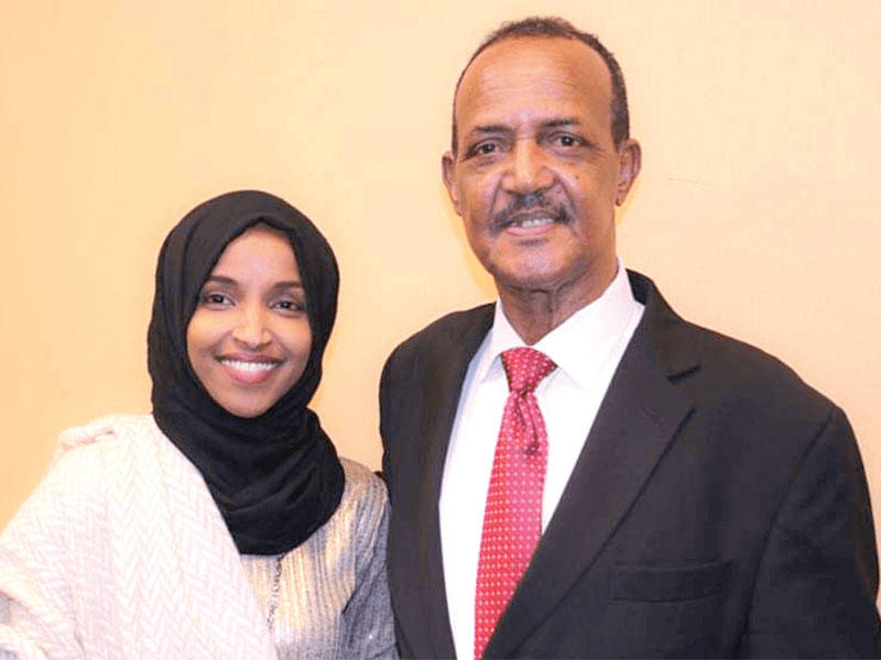 النائبة الأميركية الديمقراطية إلهان عمر مع والدها نور عمر