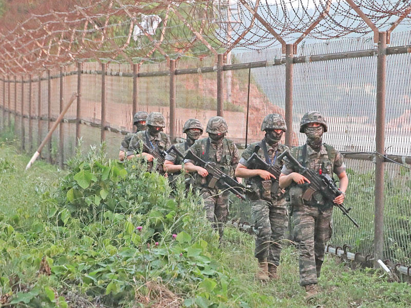 جنود كوريون جنوبيون في دورية على الحدود مع الشمال الشيوعي أمس الأول (يونهاب)