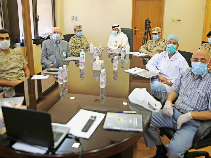 فريق الخدمات الطبية خلال اجتماع بمركز العمليات في مستشفى جابر الأحمد للقوات المسلحة