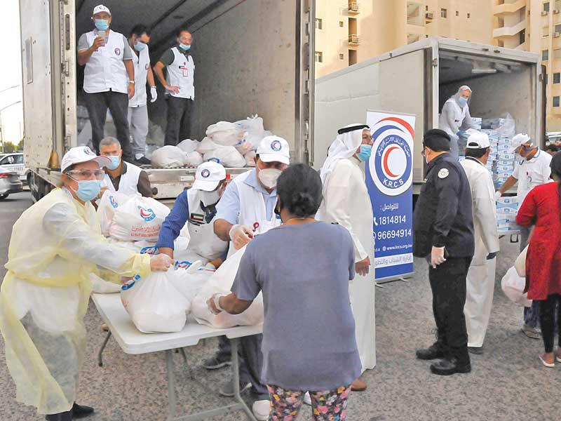 جمعية الهلال الأحمر خلال توزيع المساعدات