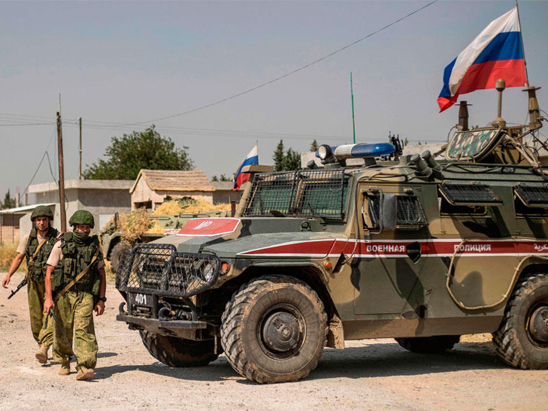 دورية روسية في بلدة ديرونا قرب حدود تركيا أمس الأول (أ ف ب)