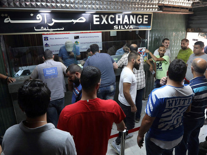 صف طويل أمام احد الصرافين في بيروت أمس (رويترز)