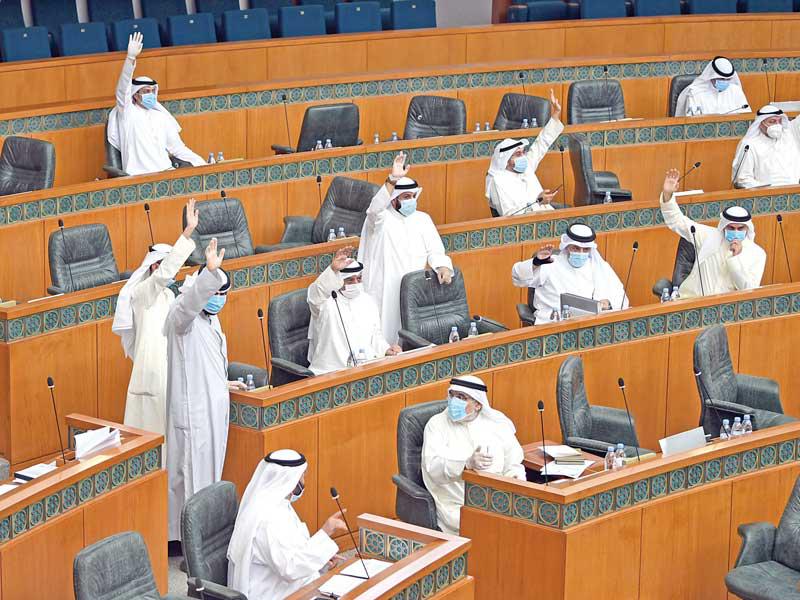 موافقة برفع الأيدي خلال جلسة أمس