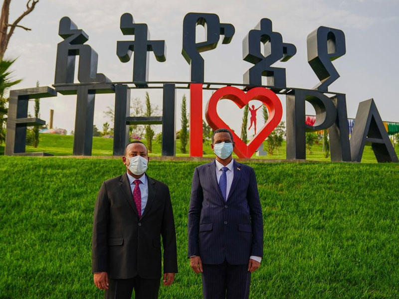 نائب رئيس مجلس السيادة الانتقالي السوداني الفريق أول محمد حمدان دقلو «حميدتي» مع رئيس الوزراء الإثيوبي آبي أحمد في أول زيارة إلى إثيوبيا 