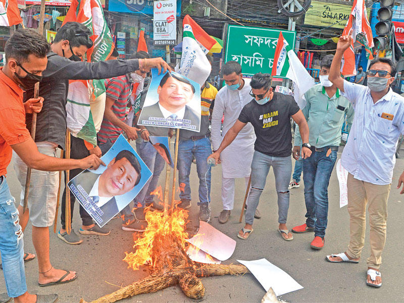 هنود غاضبون يحرقون صوراً للرئيس الصيني في غرب البنغال أمس            (أ ف ب)