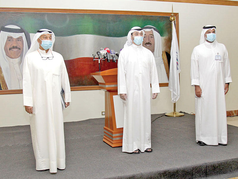 نائب المدير العام للهيئة العامة للرياضة لقطاع الرياضة التنافسية د. صقر الملا  يتوسط حسين المسلم وممثل وزارة الصحة