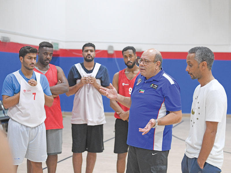 مدرب منتخبنا الوطني لكرة السلة عادل التلاتلي يوجه الاعبين