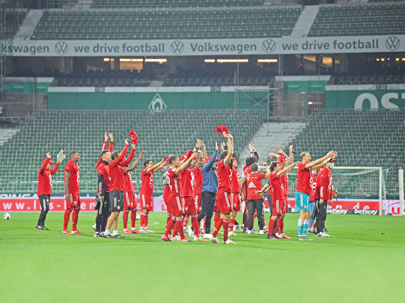 لاعبو بايرن ميونيخ يحتفلون بعد الفوز باللقب أمام مدرجات فارغة