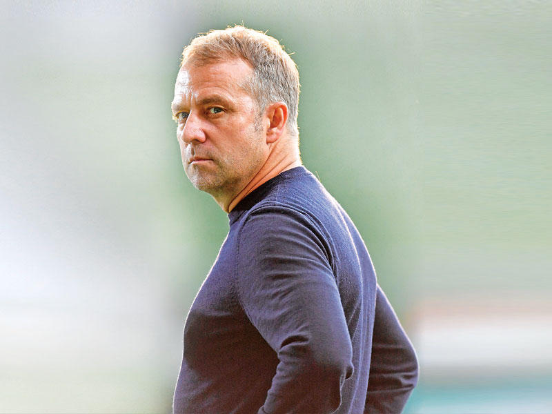 هانزي فليك المدير الفني لفريق بايرن ميونيخ الألماني لكرة القدم