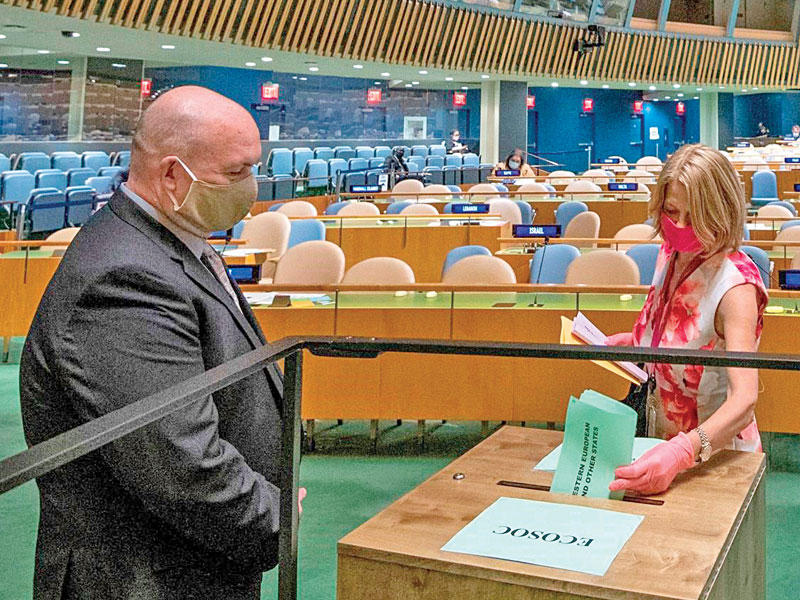 سفيرة النرويج لدى الأمم المتحدة منى خول تدلي بصوتها خلال انتخابات الأمم المتحدة  الأربعاء 17 يونيو 2020  في مقر الأمم المتحدة في نيويورك