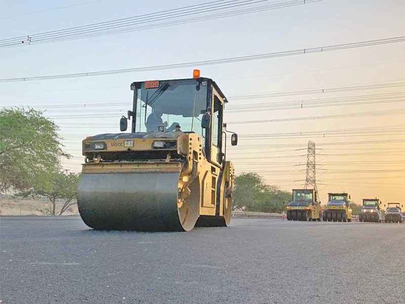 فرش الأسفلت على طريق الملك فهد السريع