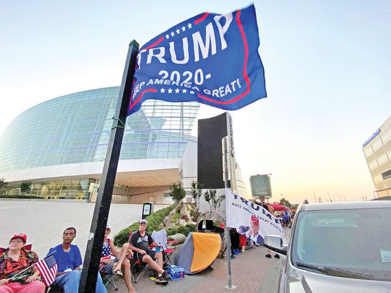 مؤيدون لترامب يقيمون مخيماً خارج مجمع «بي أو كاي» حيث سيعقد الرئيس تجمعاً انتخابياً غداً         (رويترز)