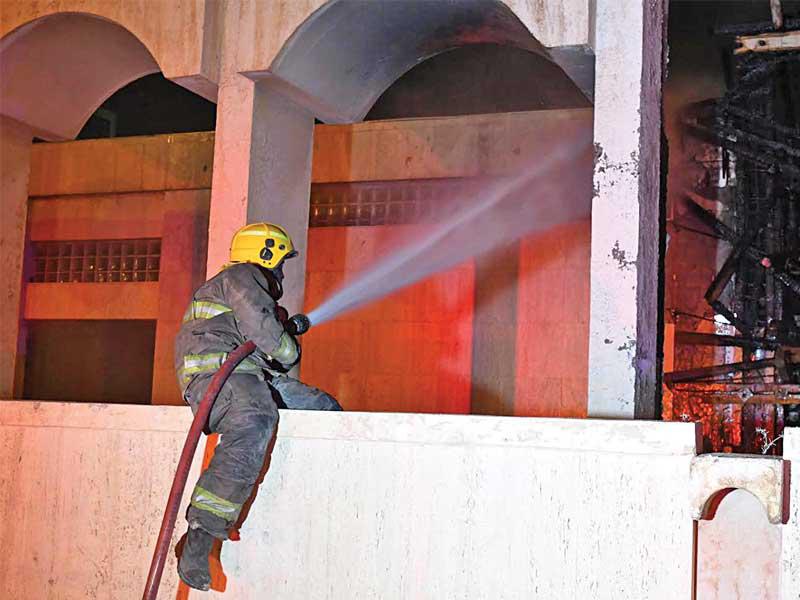 جانب من إخماد الحريق