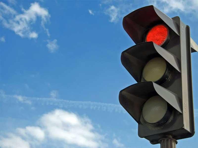 انتشار فيديو على وسائل التواصل الاجتماعي يقود الشرطة لضبط سائق احد المركبات تجاوز الاشارة حمراء 