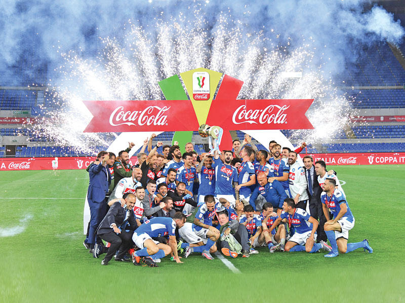 جانب من مراسم تتويج نابولي بكأس إيطاليا