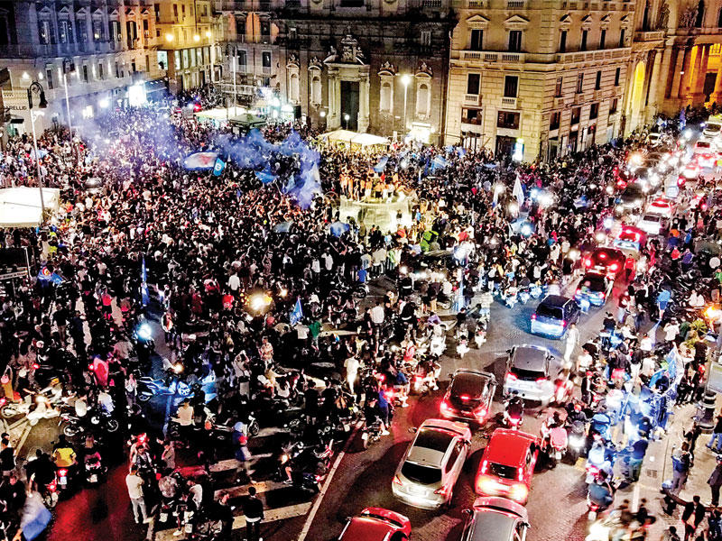 جانب من الاحتفالات في مدينة نابولي