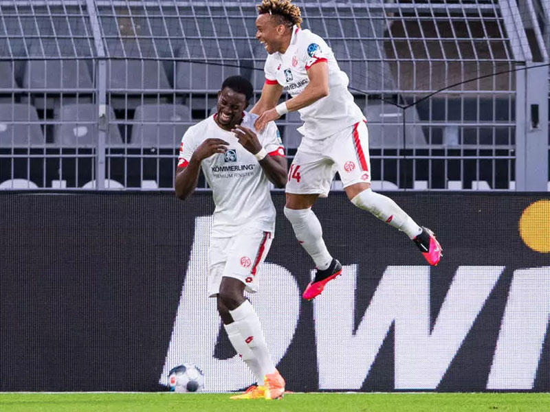 فرحة-لاعبي ماينتس بهز شباك بوروسيا دورتموند (2-صفر) في الدوري الألماني. 