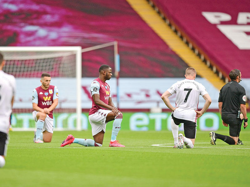 لاعبو أستون فيلا وشيفيلد يجثون على ركبهم قبل المباراة