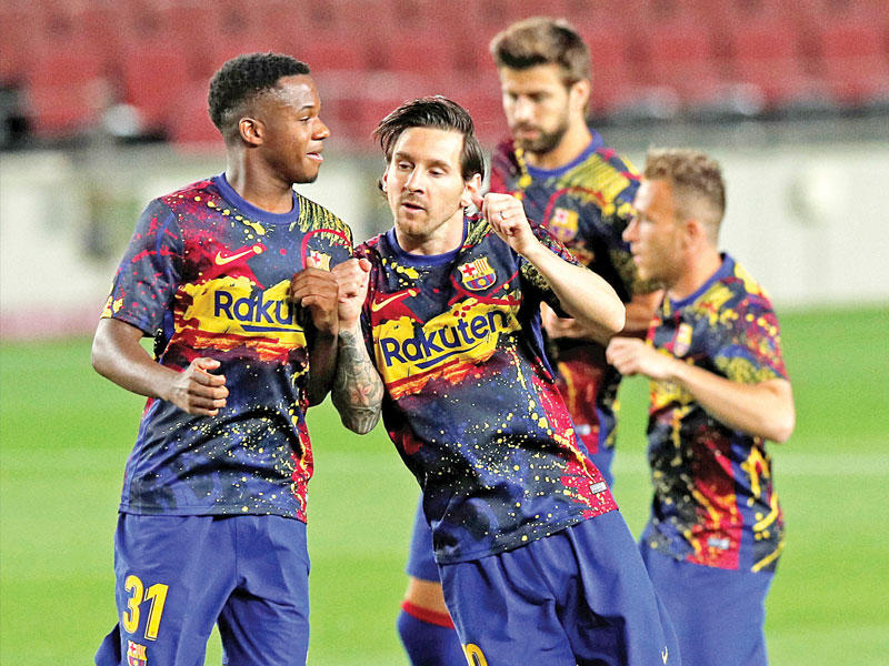 لاعبو برشلونة خلال الإحماء قبل بداية المباراة الماضية