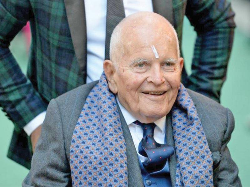  الممثل المسرحي والسينمائي إيان هولم