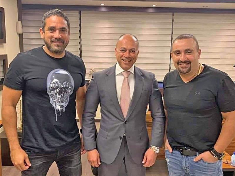 الفنان أمير كرارة والفنان احمد السقا مع المنتج تامر مرسي 
