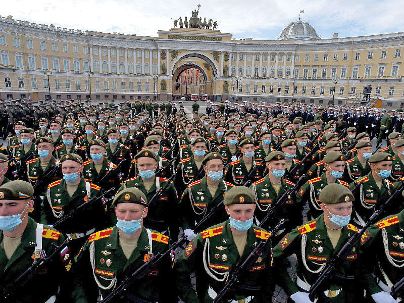 جنود روس يضعون كمامات خلال احتفال عسكري في مدينة سان بطرسبورغ أمس (أ ف ب)