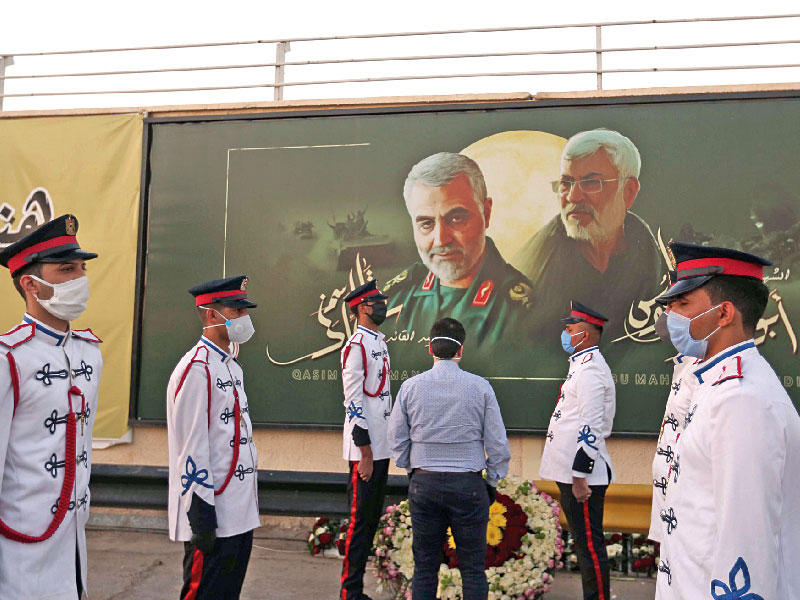 عناصر من حرس الشرف العراقي يحتفلون بالذكرى السادسة لإنشاء «الحشد الشعبي» في الموقع الذي اغتيل فيه أبو مهدي المهندس والجنرال الإيراني قاسم سليماني في مطار بغداد أمس الأولtt         (اي بي ايه)