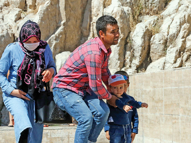 العنف يشمل أسرة كاتب شهير بأفغانستانn