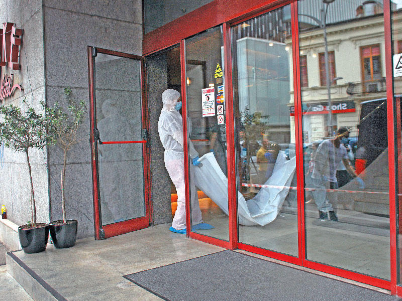 رجال الأدلة الجنائية الرومانية ينقلون جثمان القاضي الإيراني الهارب الذي لقي مصرعه في ظروف غامضة خارج مقر إقامته ببوخارست أمس الأول (إي بي أيه)