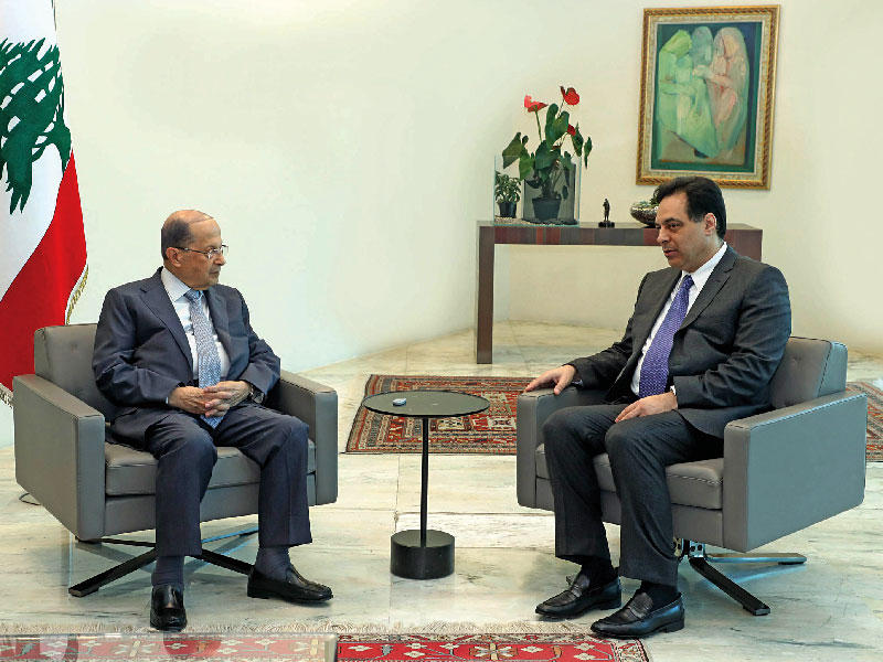 الرئيس اللبناني ميشال عون مستقبلاً حسان دياب رئيس الوزراء في القصر الجمهوري أمس (دالاتي ونهرا)