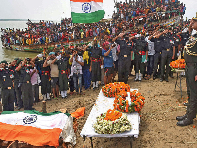 جنود وأقارب أحد العسكريين الهنود الذين سقطوا في الاشتباك الحدودي مع القوات الصينية خلال دفنه بمنطقة مانيه في ولاية بهار (رويترز)