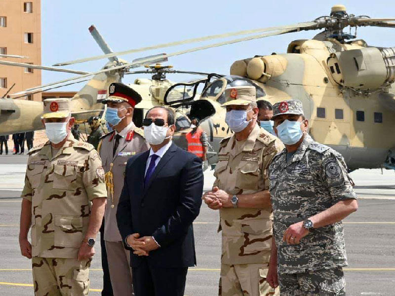 الرئيس المصري عبدالفتاح السيسي وقادة الجيش على الحدود الغربية لمصر أمسn