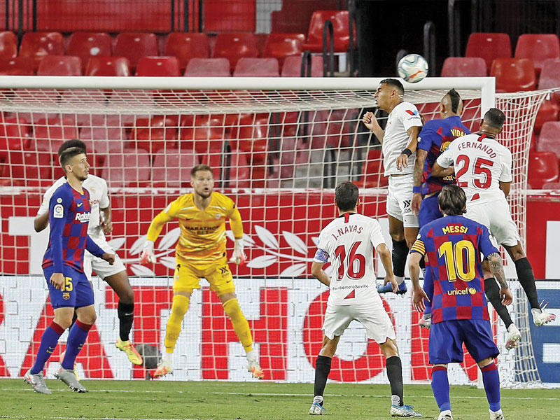 جانب من مباراة برشلونة وإشبيلية