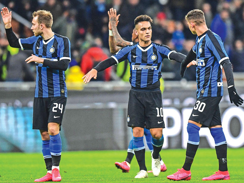 لاعبو إنتر ميلان خلال مباراة سابقة