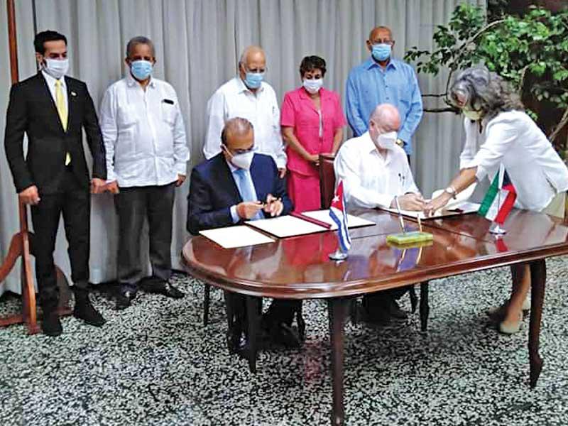 سفير الكويت لدى كوبا، محمد فاضل خلف خلال توقيع الاتفاقية