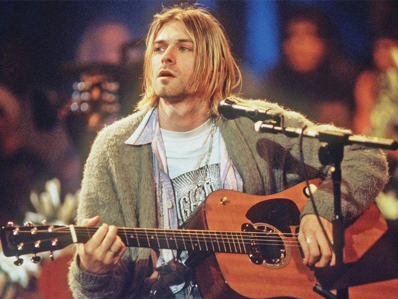 الفنان كورت كوربين مع غيتاره المبيع