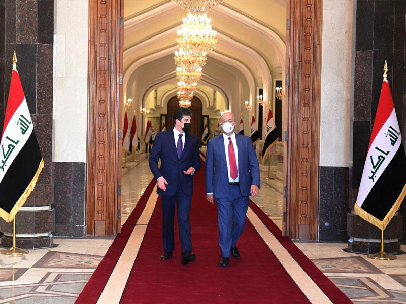 الرئيس العراقي برهم صالح مستقبلاً نيجرفان بارزاني في بغداد أمس الأول (أ ف ب)