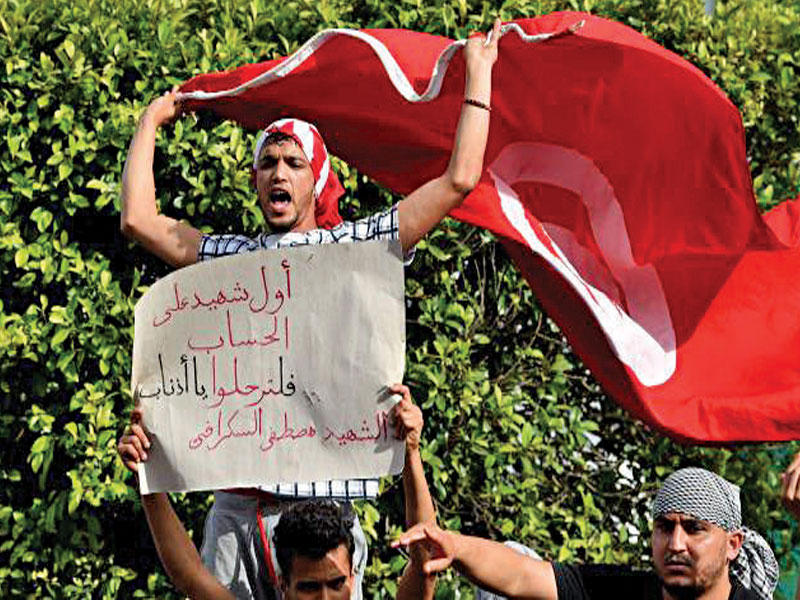 تونسيون يهتفون بشعارات مناهضة للحكومة خلال مظاهرة لإظهار دعمهم للمتظاهرين في منطقة تطاوين الجنوبية