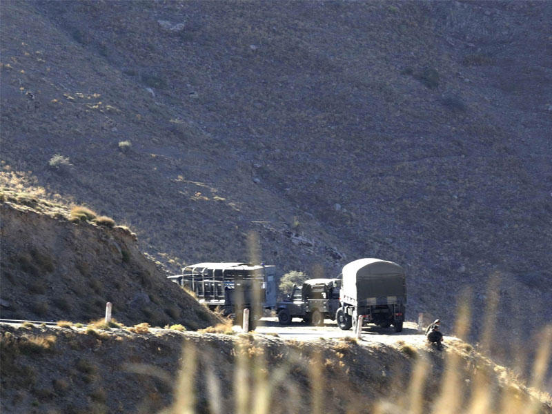 صورة للقوات العسكرية الجزائرية في جبل بالقرب من قرية آيت أوعبان 