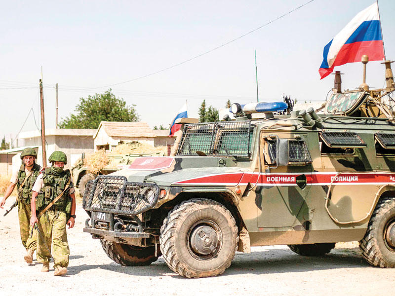 قوات روسية على الحدود السورية - التركية (ا ف ب)