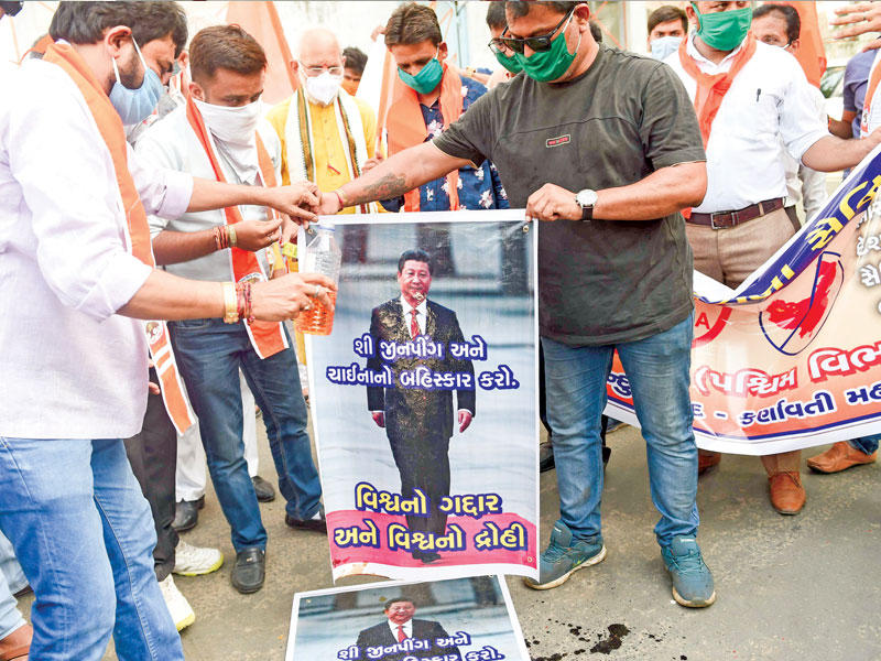 هنود غاضبون يستعدّون لاحراق صورة للرئيس الصيني خلال تظاهرة في أحمد آباد أمس الأول (ا ف ب)