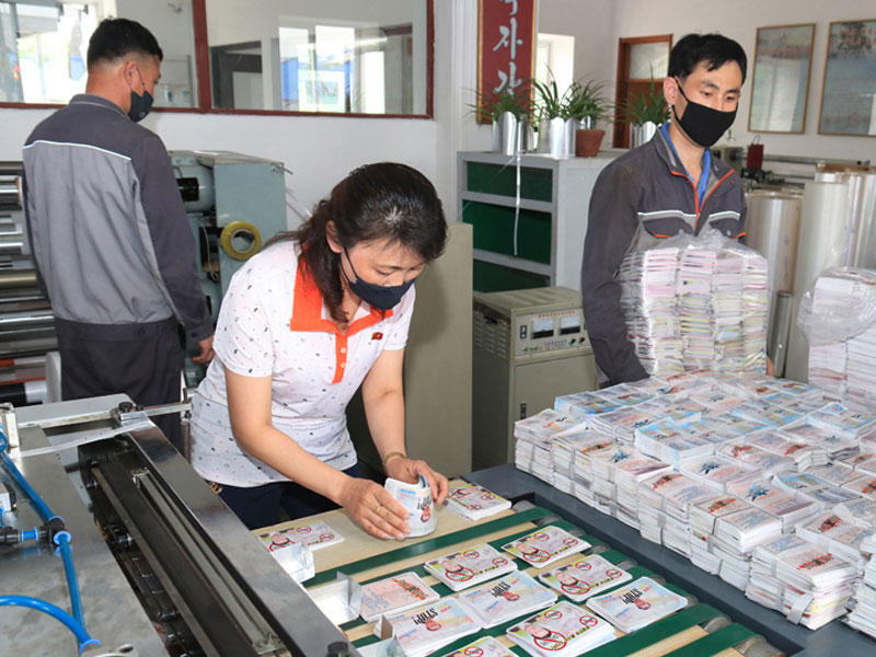 كوريين شماليين يعدون منشورات مناهضة لسيئول في مكان غير معلوم في كوريا الشمالية